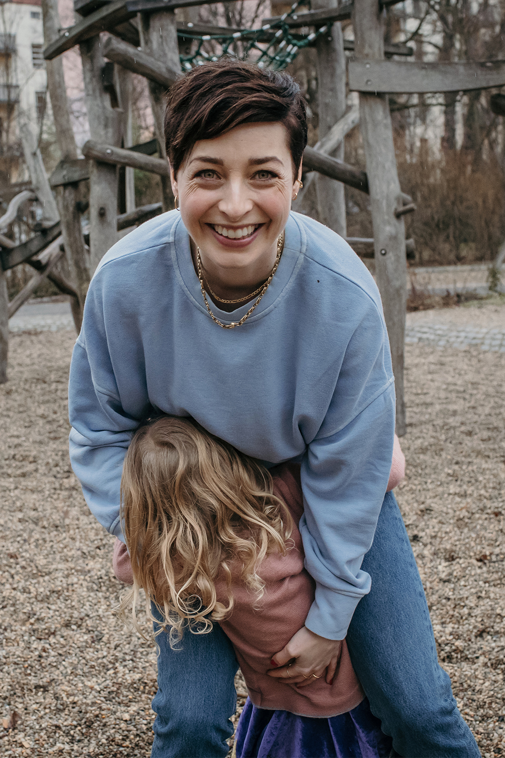 Mutter mit Kind auf dem Spielplatz
